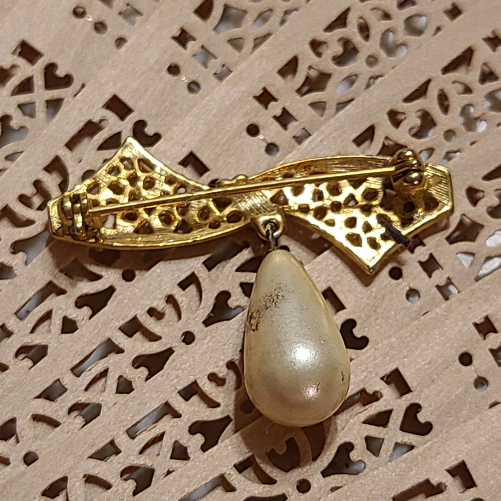 Elegant Gold and Pearl Brooch - Picture 2 of 6